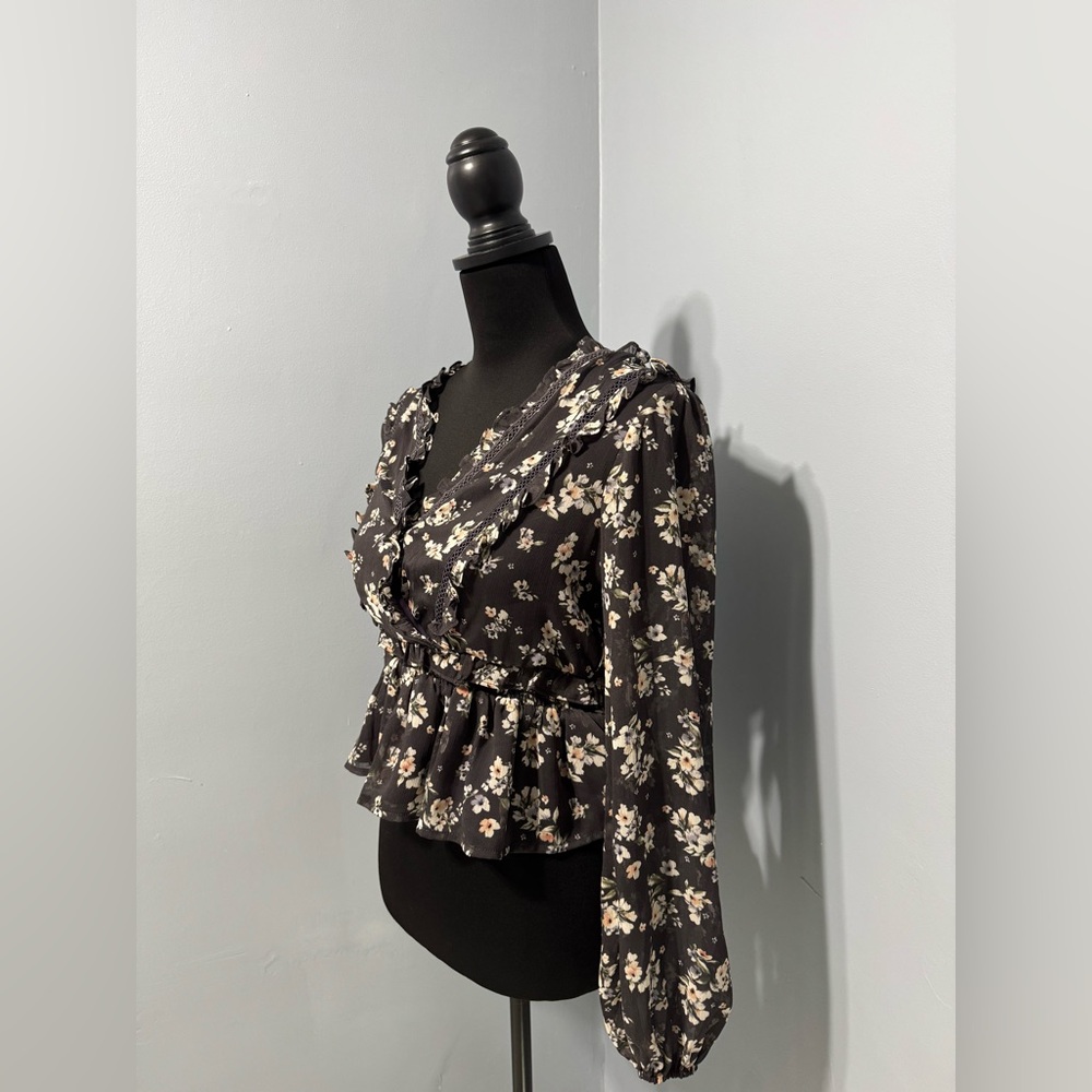 ASTR Ruffle Wrap Front Floral Chiffon Long Sleeve Peplum Blouse Grey Peach XS - Picture 3 of 11